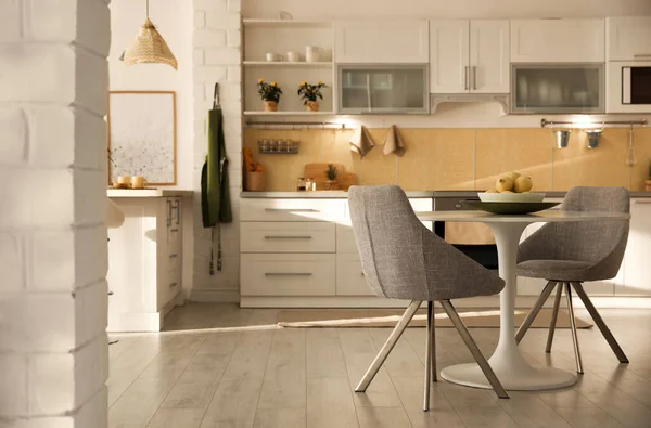 Современный интерьер кухни со стильной белой мебелью. Space for — стоковое фото