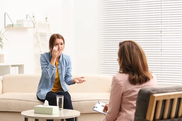 Psicoterapeuta Trabajando Con Una Adolescente Oficina — Foto de Stock