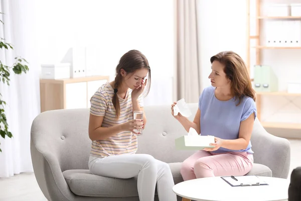 Psicoterapeuta Che Lavora Con Adolescente Ufficio — Foto Stock