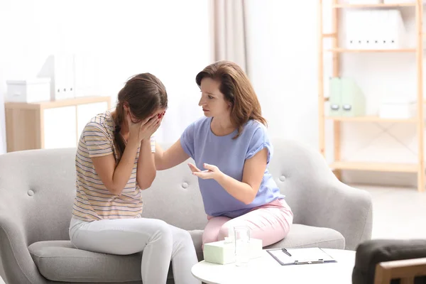 Psihoterapeut Care Lucrează Adolescentă Birou — Fotografie, imagine de stoc