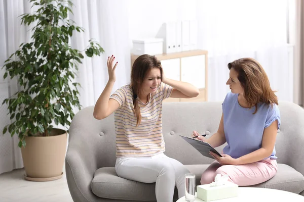 Psychothérapeute Travaillant Avec Une Adolescente Bureau — Photo