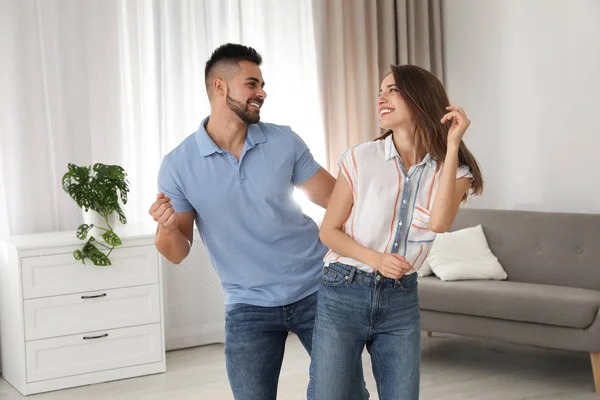 Härligt ungt par dansar tillsammans hemma — Stockfoto
