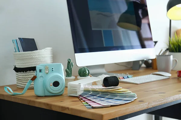 Цифровая Камера Цветовая Палитра Столе Студии Рабочее Место Современного Дизайнера — стоковое фото