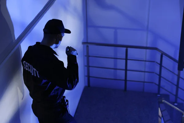 Protetor Segurança Masculino Com Lanterna Nas Escadas Escuridão — Fotografia de Stock