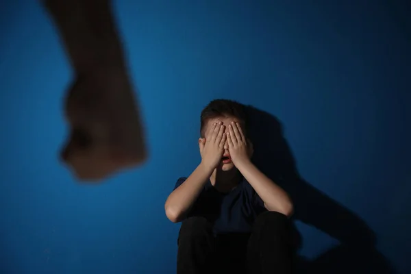 Homem Ameaça Filho Com Fundo Azul Conceito Violência Doméstica — Fotografia de Stock