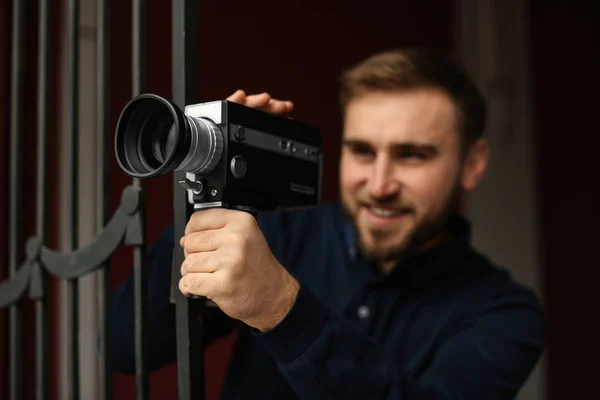 Jongeman Met Vintage Videocamera Buiten Focus Lens — Stockfoto