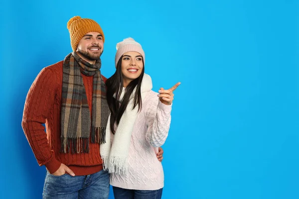 Feliz Pareja Joven Ropa Abrigo Sobre Fondo Azul Espacio Para — Foto de Stock