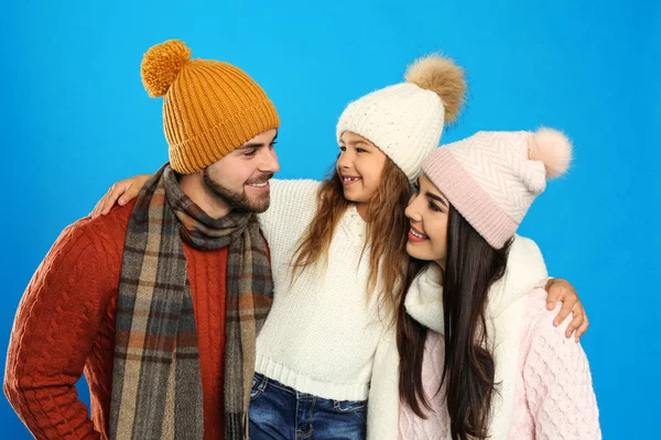 Familia Feliz Ropa Abrigo Sobre Fondo Azul Vacaciones Invierno — Foto de Stock