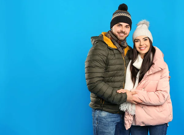 Feliz Pareja Joven Ropa Abrigo Sobre Fondo Azul Espacio Para — Foto de Stock