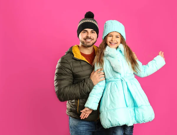 Счастливые Отец Дочь Теплой Одежде Розовом Фоне Зимние Каникулы — стоковое фото