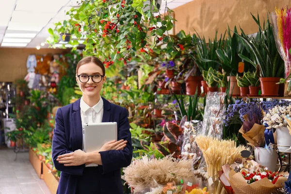 Propietaria de empresa femenina con tableta en floristería — Foto de Stock