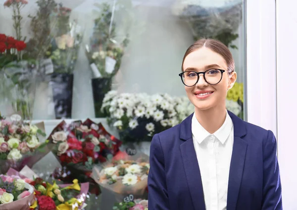 Portrait de femme propriétaire d'entreprise près de la boutique de fleurs — Photo