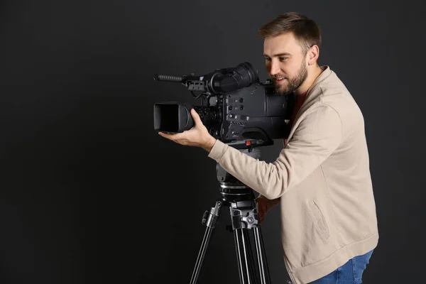 Operatore con videocamera professionale su sfondo nero — Foto Stock