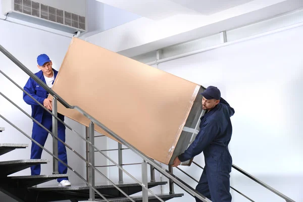Trabajadores Profesionales Que Llevan Refrigerador Escaleras Interiores — Foto de Stock