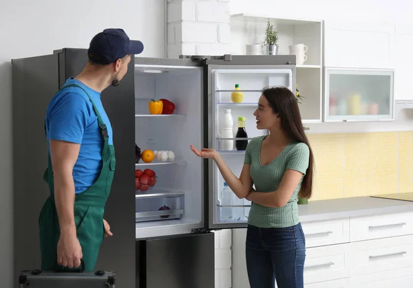Técnico Masculino Hablando Con Cliente Cerca Del Refrigerador Cocina — Foto de Stock