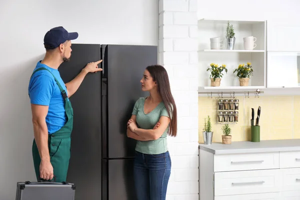기술자 주방에 냉장고 근처에서 이야기하는 — 스톡 사진