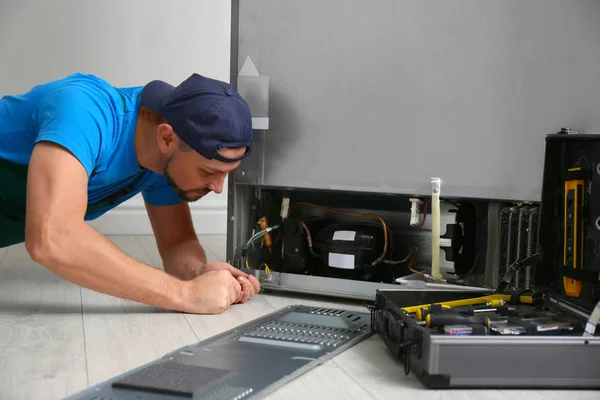 Técnico Masculino Con Destornillador Reparando Refrigerador Interiores —  Fotos de Stock
