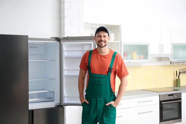 Técnico Masculino Uniforme Cerca Del Refrigerador Interiores — Foto de Stock