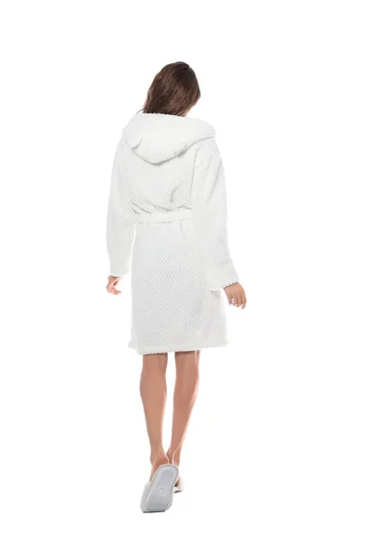 Vrouw draagt badjas op witte achtergrond, achteraanzicht — Stockfoto