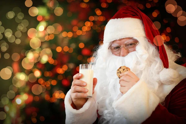 Père Noël Avec Lait Biscuits Près Arbre Noël Intérieur — Photo