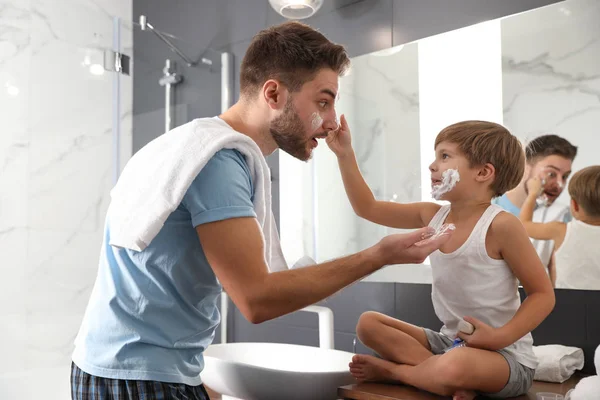 Pai Filho Com Espuma Barbear Seus Rostos Divertindo Banheiro — Fotografia de Stock
