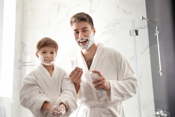 Papa et fils avec de la mousse à raser sur leurs visages s'amuser dans la baignoire — Photo