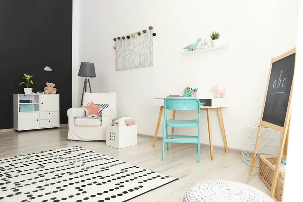 Modernes Kinderzimmerinterieur Mit Stilvollen Möbeln — Stockfoto