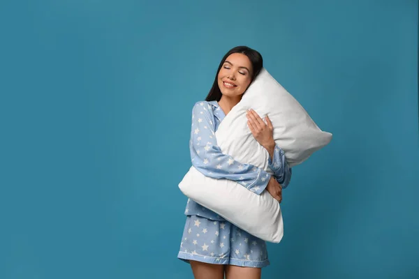 Hermosa mujer asiática con almohada sobre fondo azul. Hora de dormir — Foto de Stock