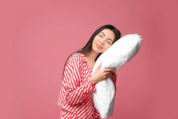 Vacker asiatisk kvinna med kudde på dammiga ros bakgrund. Sängkläder — Stockfoto