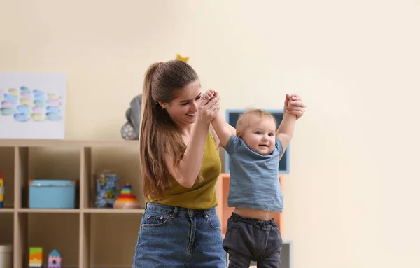 Adolescente babá brincando com o bebê bonito em casa — Fotografia de Stock