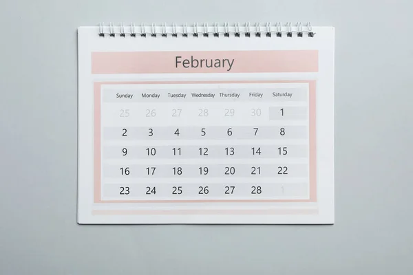 薄灰色の背景に紙のカレンダー トップビュー — ストック写真