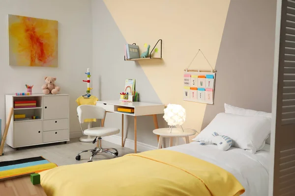 Stilvolles Kinderzimmer Mit Bequemem Bett Und Schreibtisch — Stockfoto