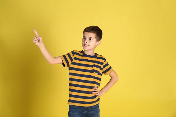 Portret van schattig jongetje op gele achtergrond — Stockfoto