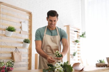 Çiçekçi atölyede güzel bir buket yapıyor.