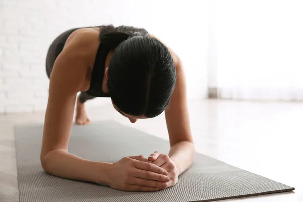 Giovane donna che pratica asana avambraccio plancia in studio di yoga. Phala — Foto Stock