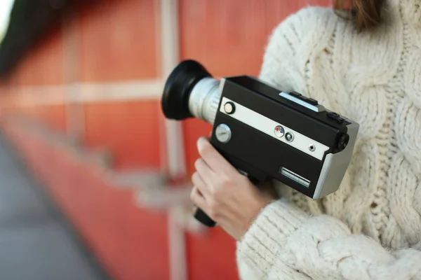 Mooie Jonge Vrouw Met Vintage Video Camera Buiten Close Van — Stockfoto