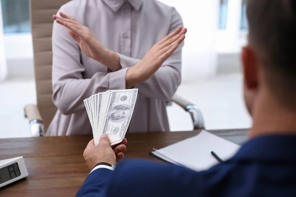 Mulher Recusa Aceitar Dinheiro Suborno Mesa Madeira Close — Fotografia de Stock