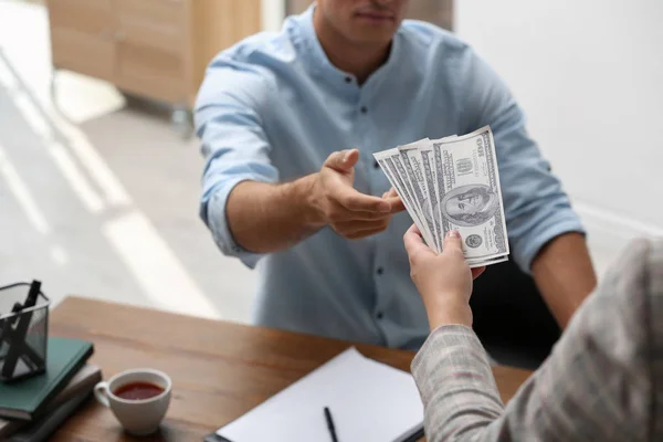 Mujer Dando Dinero Soborno Hombre Mesa Primer Plano — Foto de Stock