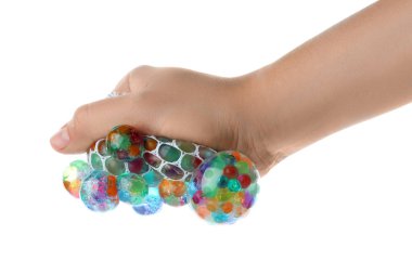 Renkli balçık sıkan kadın beyazda izole edilmiş, yakın plan. Antis.