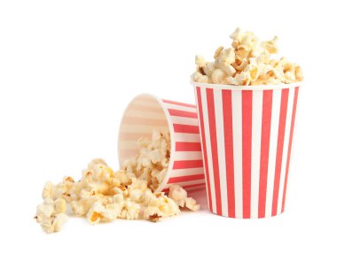 Kovalar dolusu lezzetli patlamış mısır beyazda izole edilmiş.