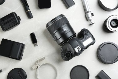 Gri mermer masa üzerinde profesyonel fotoğrafçı için ekipmanla düz kompozisyon