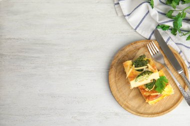 Beyaz ahşap masada servis edilen lezzetli brokoli güveci..