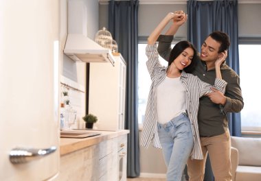 Evlerinde dans eden genç ve güzel bir çift.