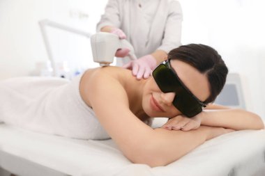 Genç kadın güzellik salonu lazer epilasyon yordamda geçiyor