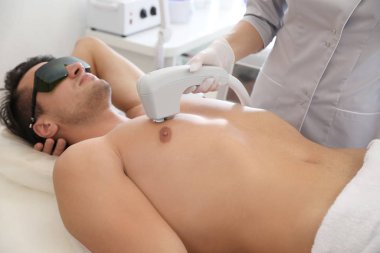 Güzellik Salonu lazer epilasyon yordamda geçiren genç adam