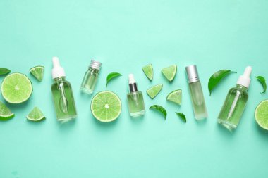 Hafif turkuaz arka planda limon yağı içeren düz bir bileşim.