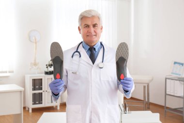 Üst düzey erkek ortopedist klinikte taban gösteriyor.