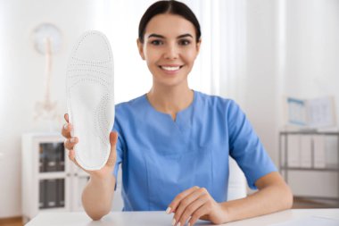 Genç bayan ortopedist klinikte taban tabanı gösteriyor.