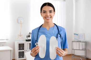 Klinikte taban gösteren genç bir ortopedist.
