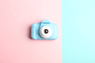 Renkli arka planda açık mavi oyuncak kamera, üst manzara. Geleceğin fotoğrafçısı.